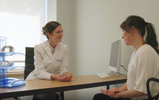 Dr. F-Caron en consultation avec une patiente
