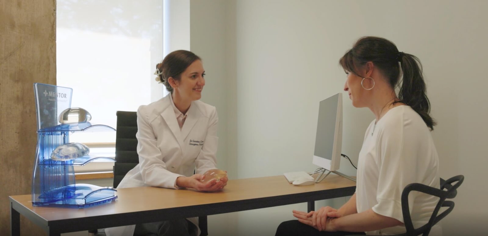 Dr. F-Caron en consultation avec une patiente