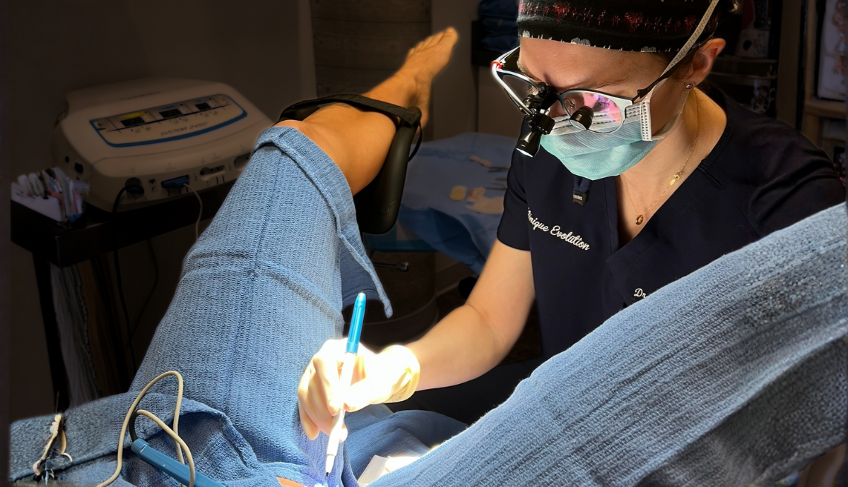 On voit ici la Dre Geneviève F. Caron réaliser une labiaplastie à la Clinique Evolution de Montréal.